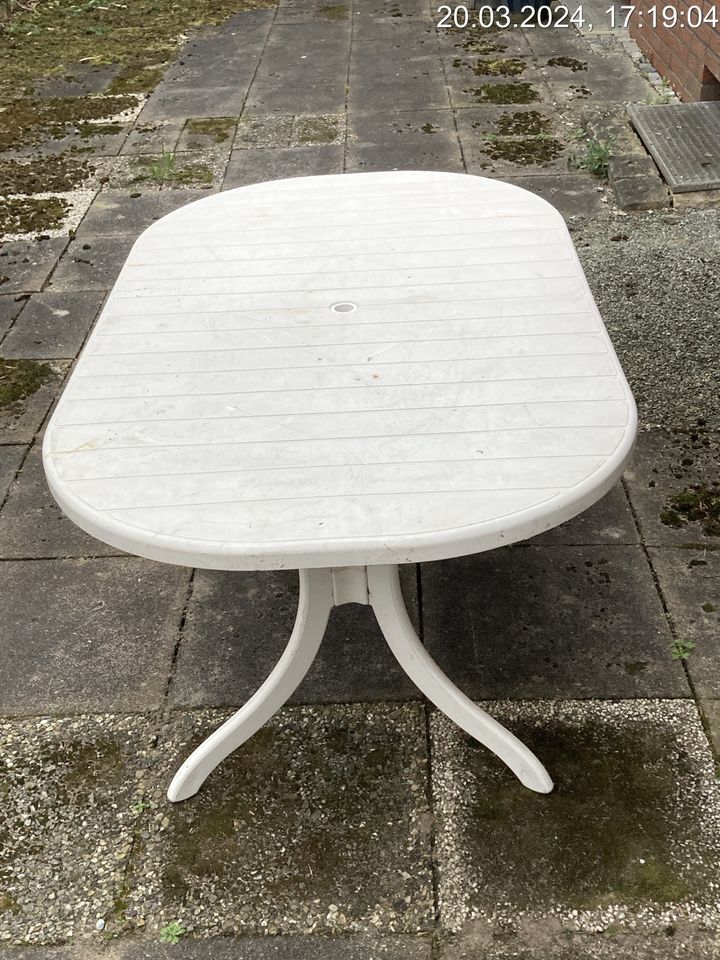 Gartenmöbel Tisch und 6 Stühle weiß in Bad Schwartau