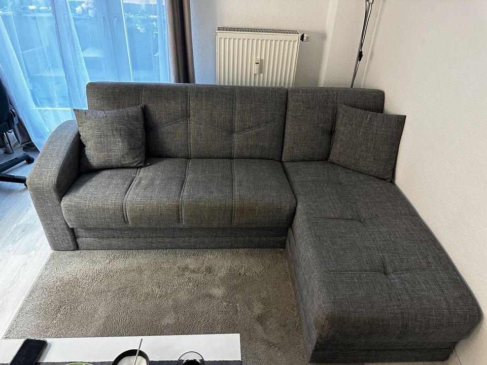Neuwertige Couch mit Schlaffunktion und zwei Staukästen in Düsseldorf