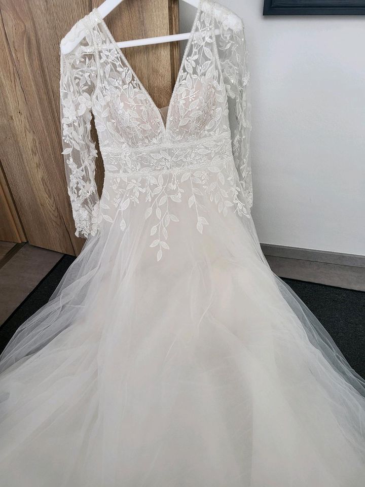 Brautkleid Hochzeitskleid mit Spitze Ärmel weiß in Andernach