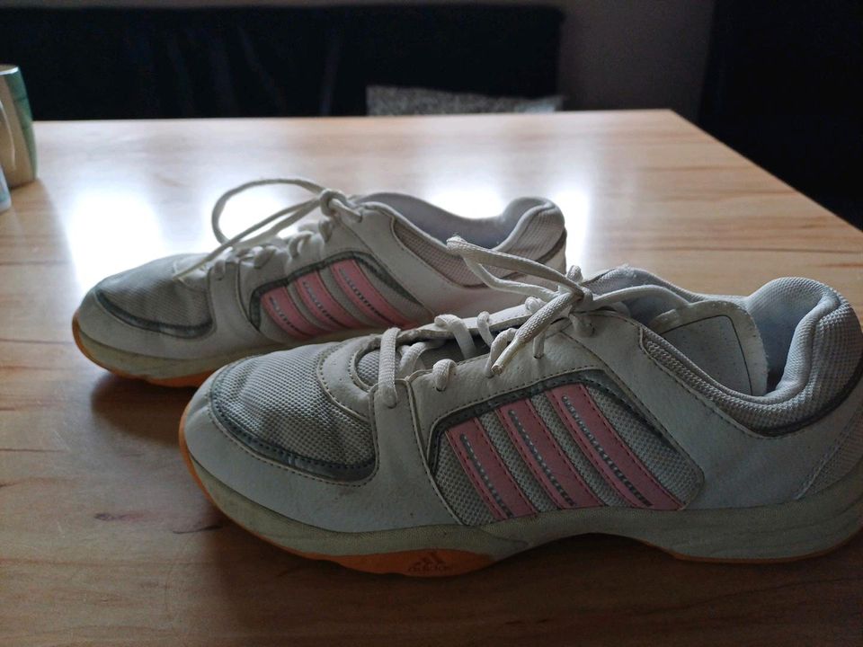 Adidas Hallenturnschuhe in Siegen