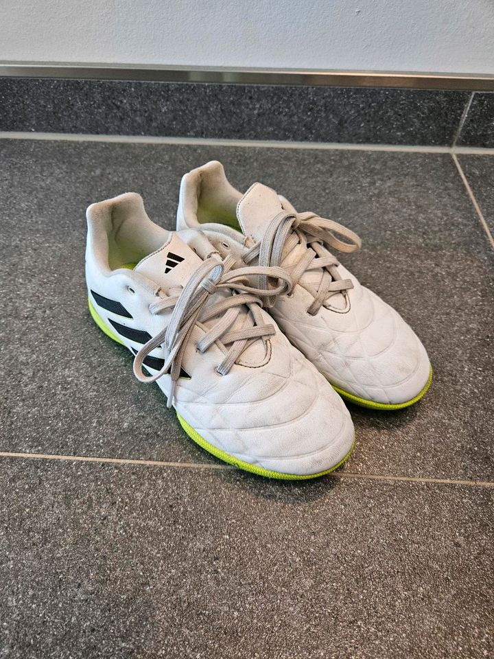Adidas Fußballschuhe in der Größe 33 in Berlin