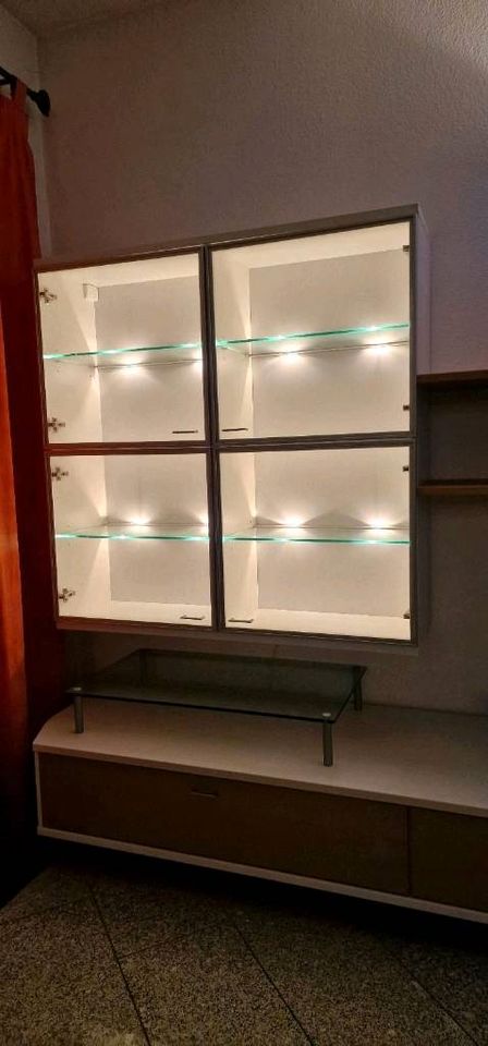 Wohnzimmer Schrank MDF weiß Lack matt Glasvitrine beleuchtet in Ratingen