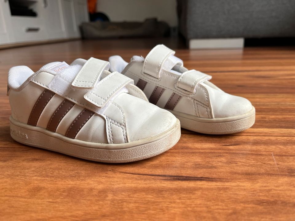 Adidas Kinder Schuhe Größe 25 in Glauchau