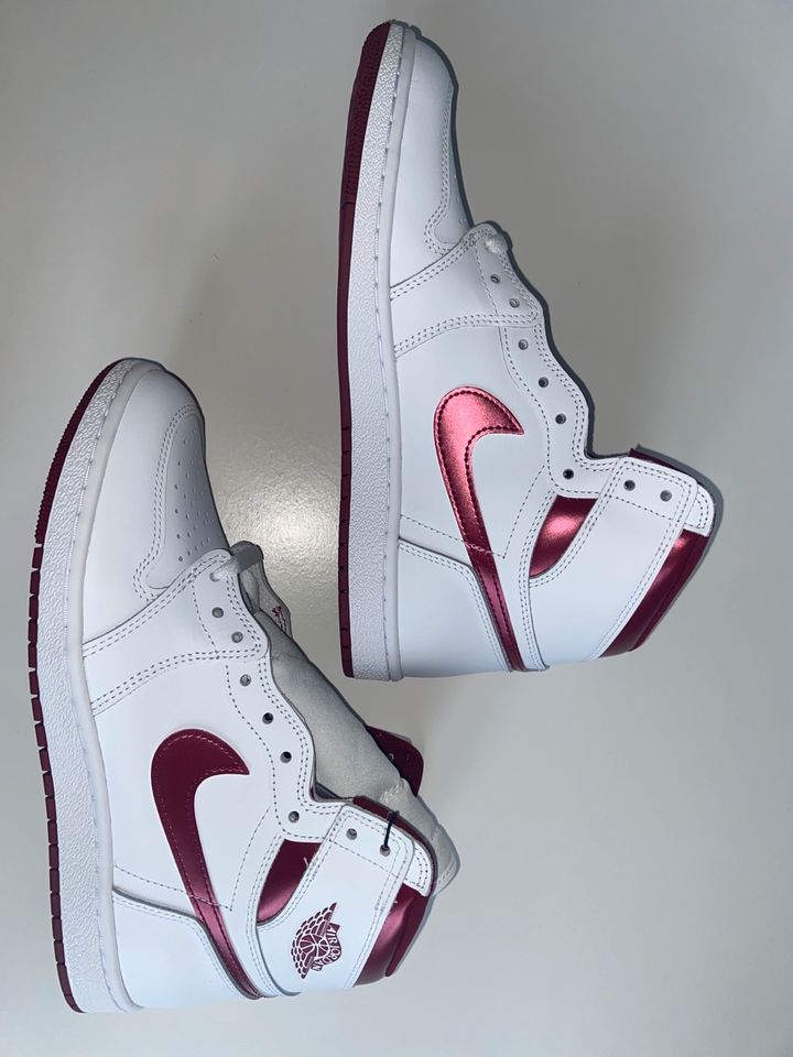 Nike Air Jordan 1 High '85 "Metallic Burgundy" in Wittstock/Dosse