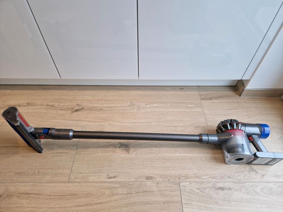 Dyson V8 Fluffy+ Akkusauger mit Zubehör in Dülmen