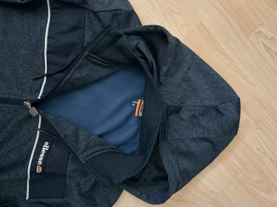 Sportjacke von ellesse Herren Größe M Farbe Blsu in Langwedel