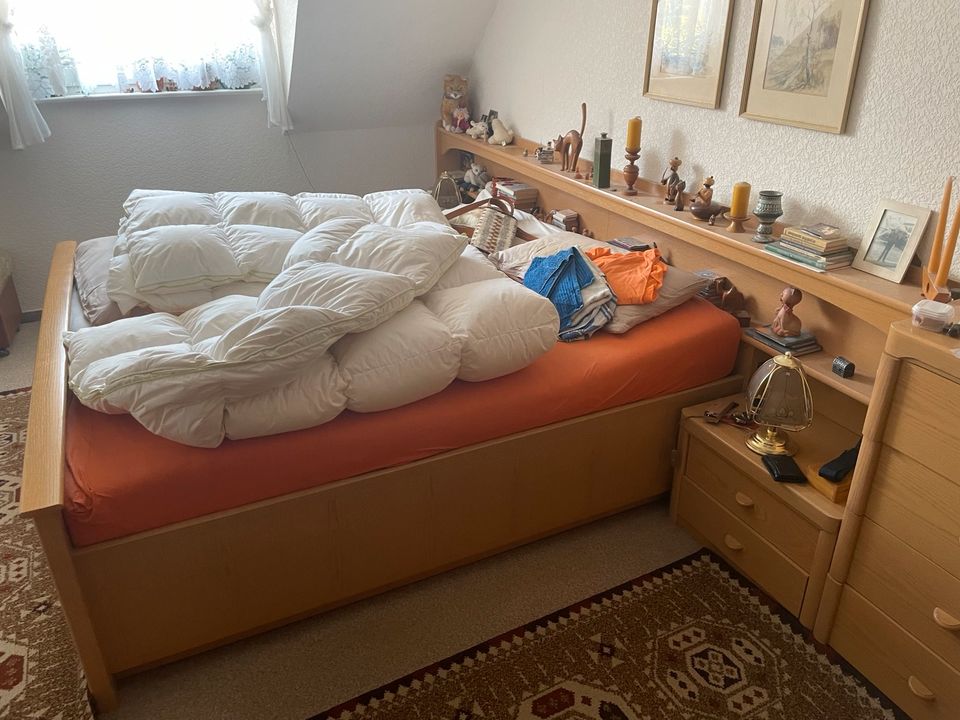 HAUSHALTSAUFLÖSUNG Schlafzimmer Doppelbett Schrank Kommoden in Saara