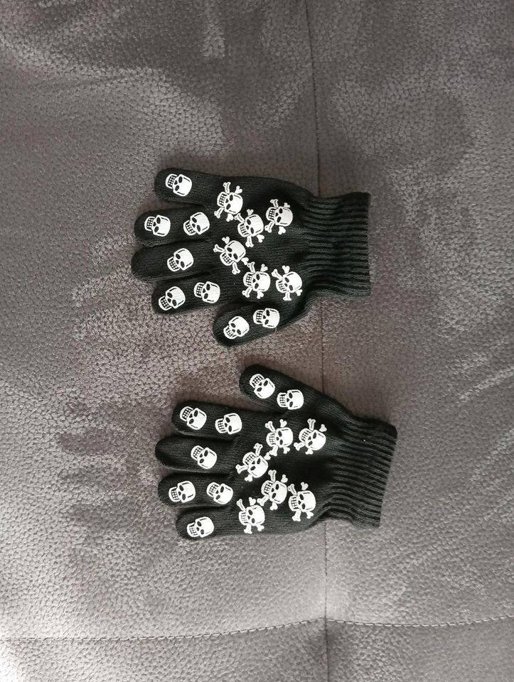 Neue Handschuhe Gr. 110- 128 Skelett Totenkopf in Waldachtal