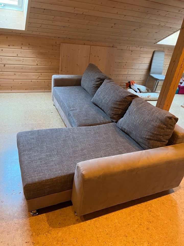 Neuwertige Couch in Hepberg