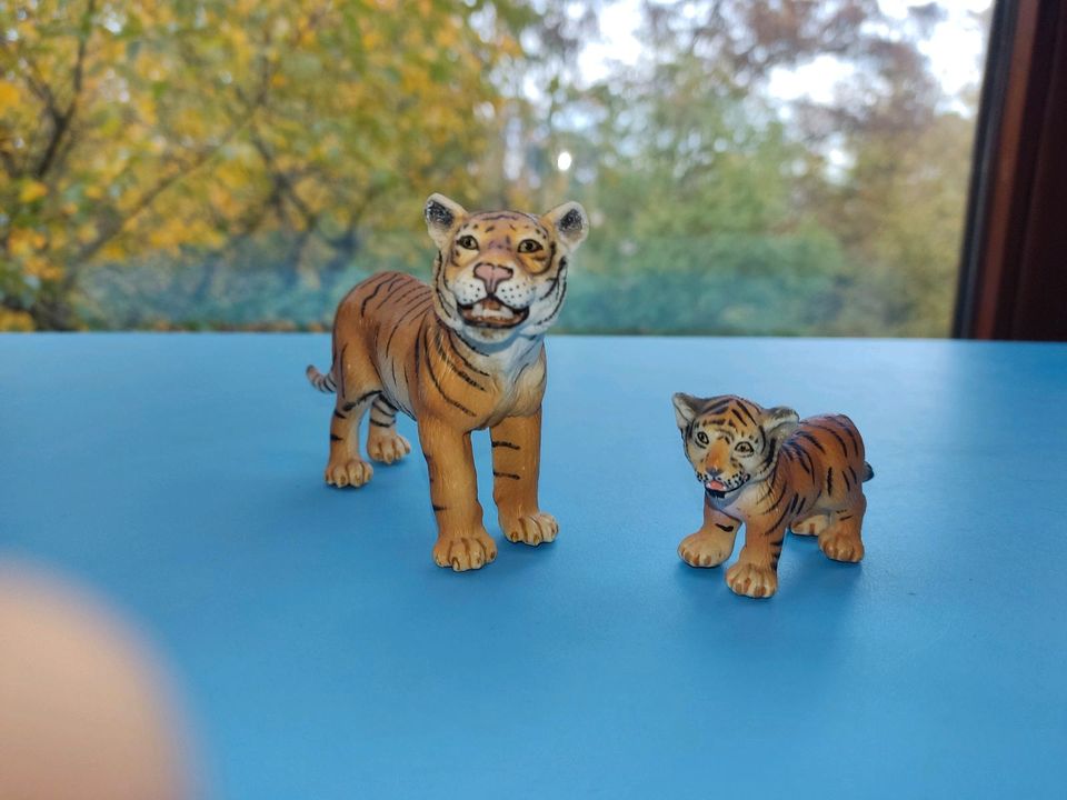 Schleich Tiere Babys Hunde, Tiger, Eisbär, Kuh und Kalb in Gerlingen