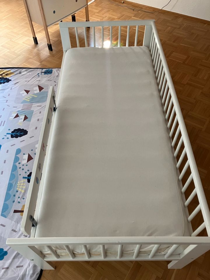Kinderbett mit Matratze in Bad Soden am Taunus