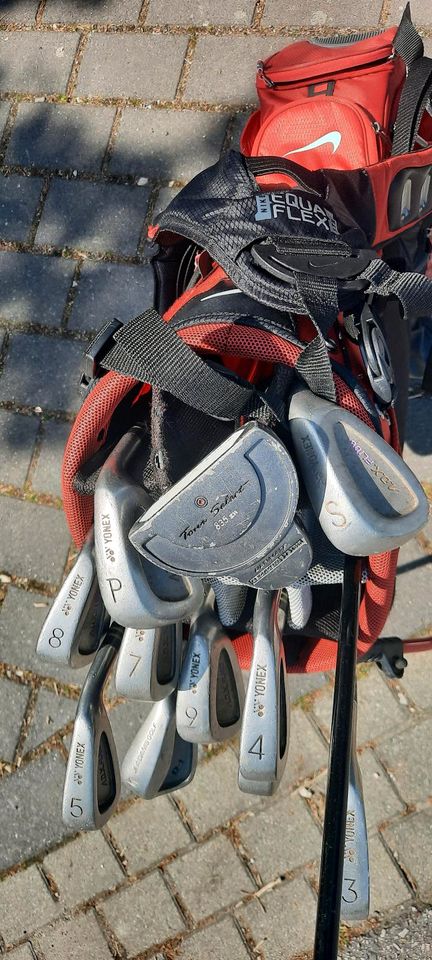 Golf Standbag Nike knallrot mit Komplettset Eisen, Driver, Putter in Heidesheim