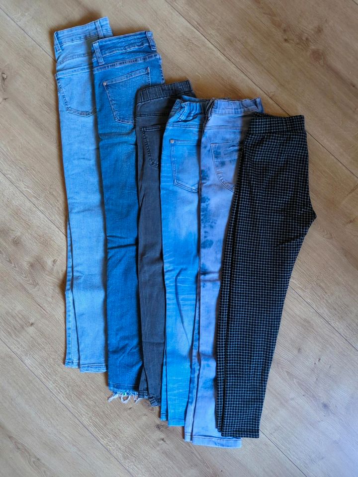 19 Mädchen Hosen Jeans für 40€ 146-152 in Moringen
