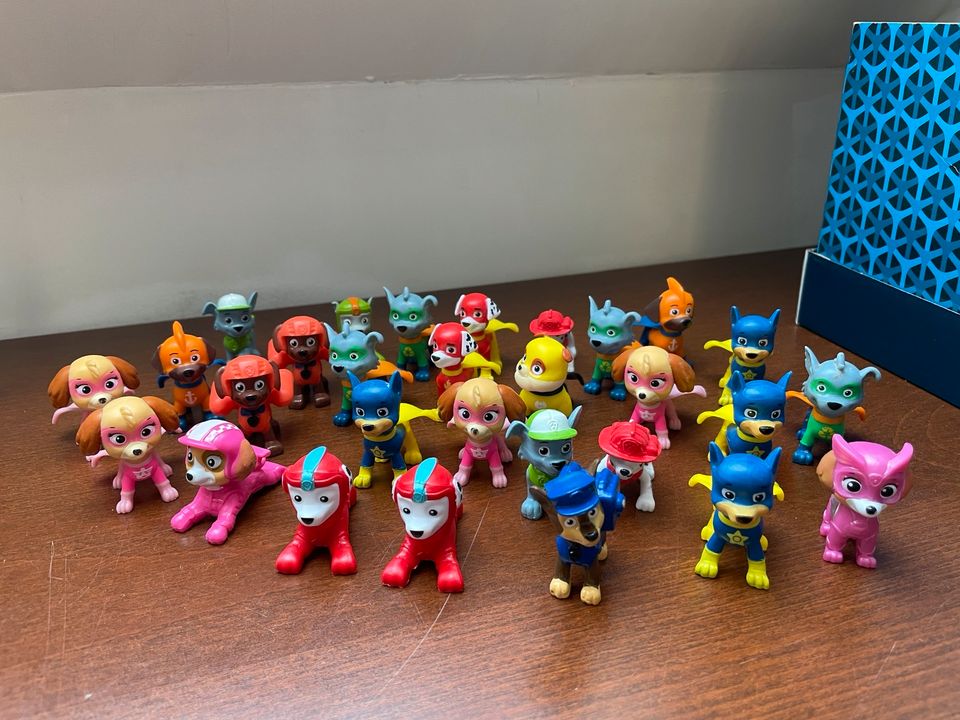 Diverse Spielfiguren von Paw Patrol aus dem Überraschungspudding in Boizenburg/Elbe