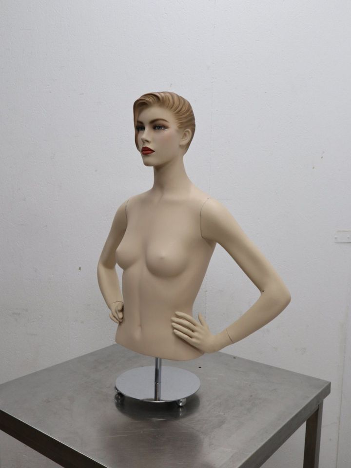 Schaufensterpuppe Puppe weiblich Torso Mannequin Frau SpA7 in Berlin