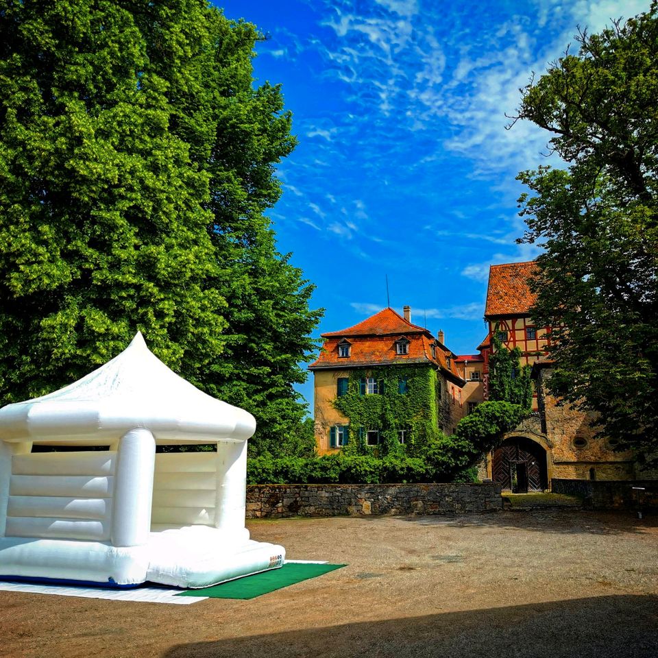 Hüpfburg mieten Verleih Hochzeit weiß Schloss in Bad Neustadt a.d. Saale