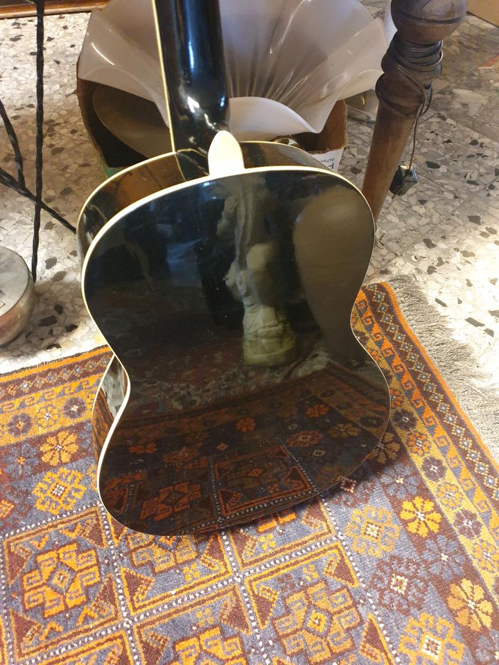 24166FS Tolle schwarze Gitarre Konzertgitarre guter Zustand in Augsburg