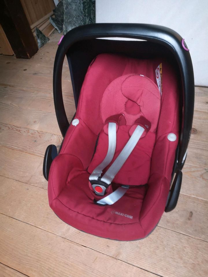 MAXI COSI Babyschale Pebble, rot + Original Maxi-Cosi Regenschutz