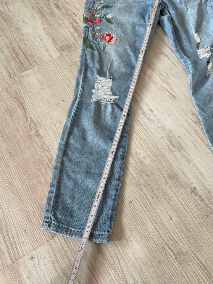 Jeans mit Stickerei und Löchern in Straßberg