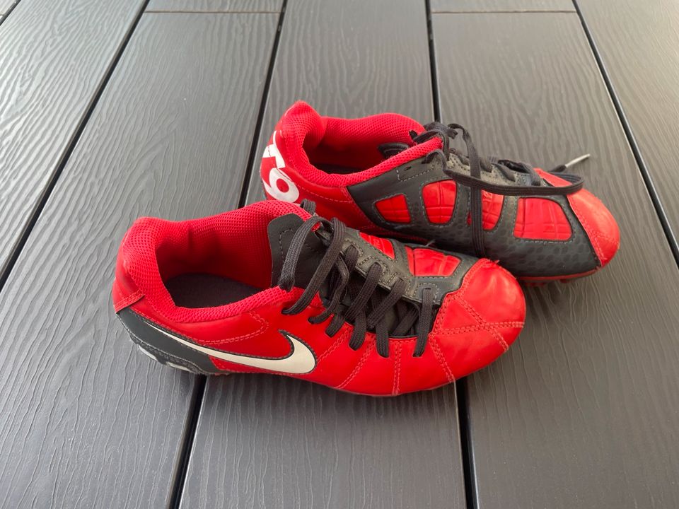 Sehr gut erhaltene Kinder Fußballschuhe von Nike in Größe 32 in Meckenheim