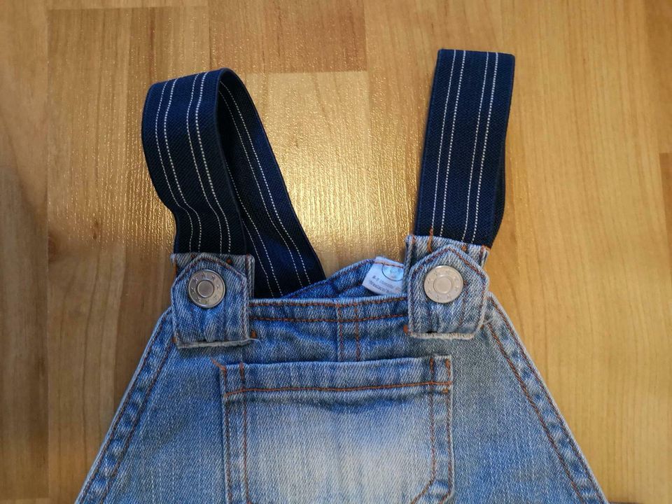 Latzhose jeans Gr. 74 neuwertig in Dinkelscherben