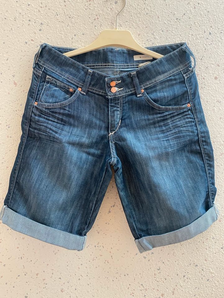 Jeans-Shorts umgekrempelt Gr. 38 in Berlin