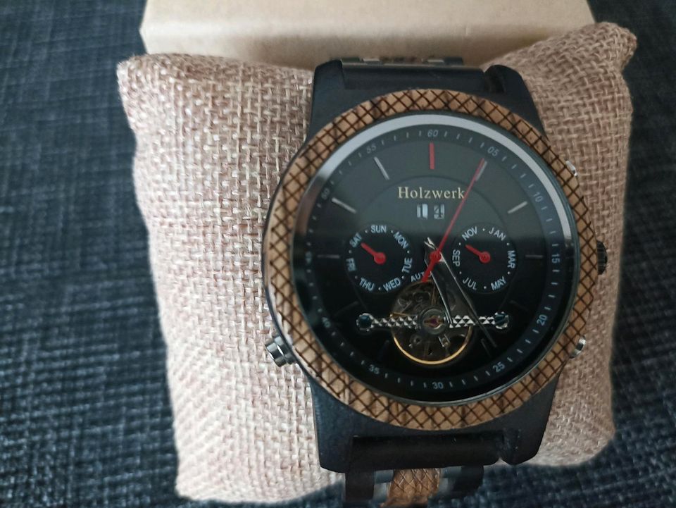 Herrenarmbanduhr aus Holz in Jänschwalde Ost