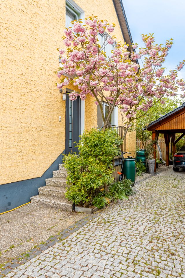 Großzügige und modernisierte Wohnung in einem ZFH mit Terrasse und eigenem Garten in Berlin