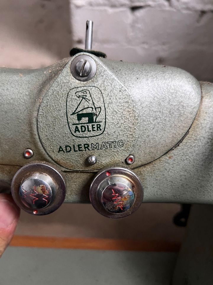 Alte Adler Nähmaschine im Koffer in Löhnberg