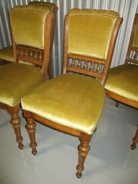 4 schöne antike Stühle um 1890 guter Zustand goldfarbener Bezug in Irxleben