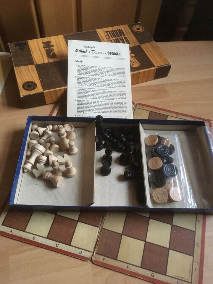 DDR Brettspiel Mühle Dame Schach Figuren aus Holz in Pössneck