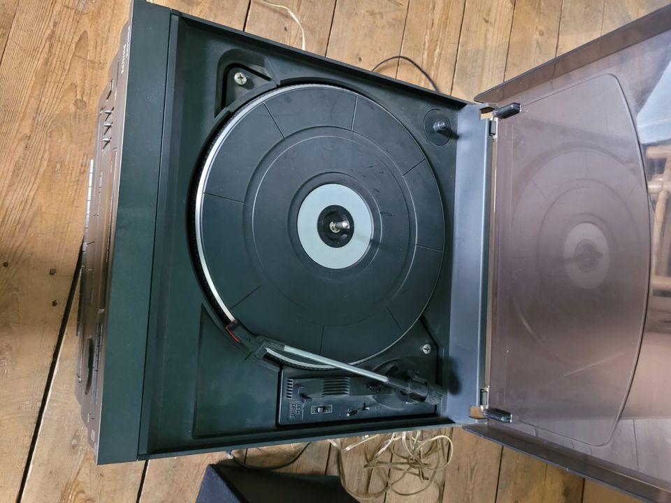 Stereoanlage  mit Schallplattenspieler und Box in Berlin