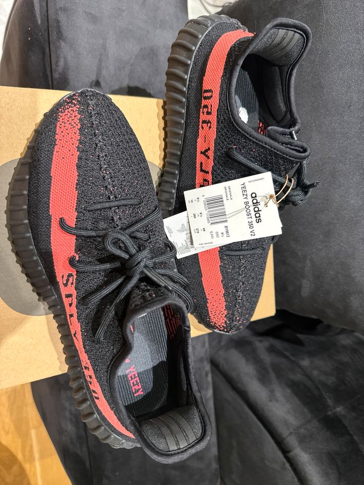 Yeezy Black Red Core BY9612 in Bodenheim