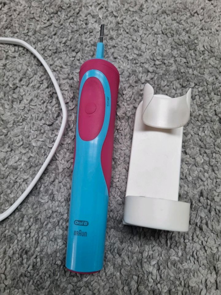 Oral B elektrische Zahnbürste Type 3709 mit Frozen II  Box in Bietigheim-Bissingen