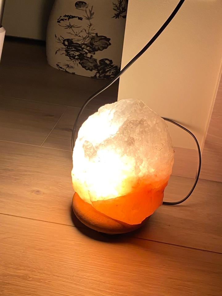 Elektrische Salzkristall-Lampe für ein wunderschönes Licht in Biebergemünd