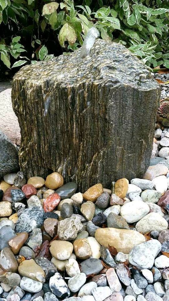 Quellstein Wasserspiel Sprudelstein Granit in Hennigsdorf