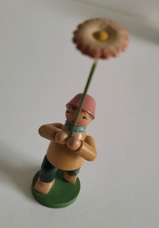 Erzgebirge Figur, Blumenkind, Junge mit Gänseblümchen in Hamburg