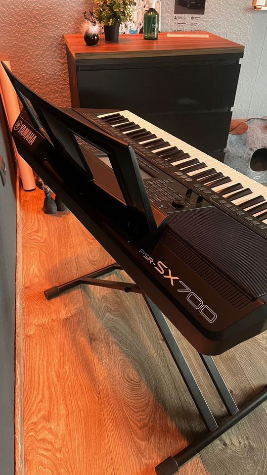 Yamaha PSR SX700 Keyboard in Uplengen