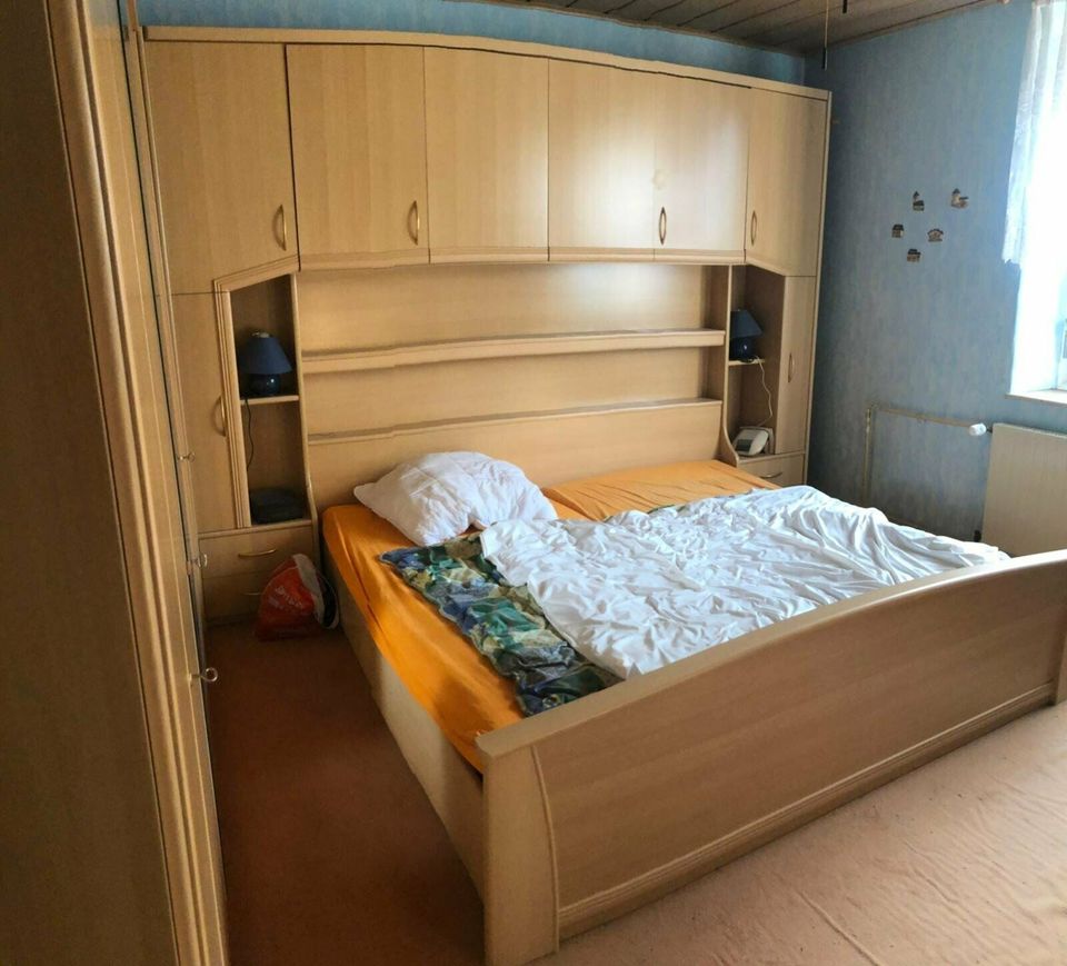 Schlafzimmer - Bett mit Überbau inkl. großer Kleiderschrank in Essen -  Bergerhausen | eBay Kleinanzeigen ist jetzt Kleinanzeigen
