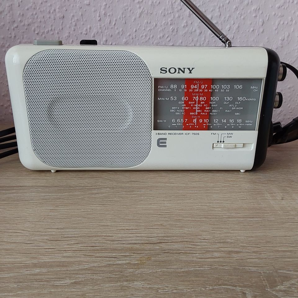 Sony Radio 3 Band Receiver ICF-750 S mit Kabel, funktioniert in Berlin