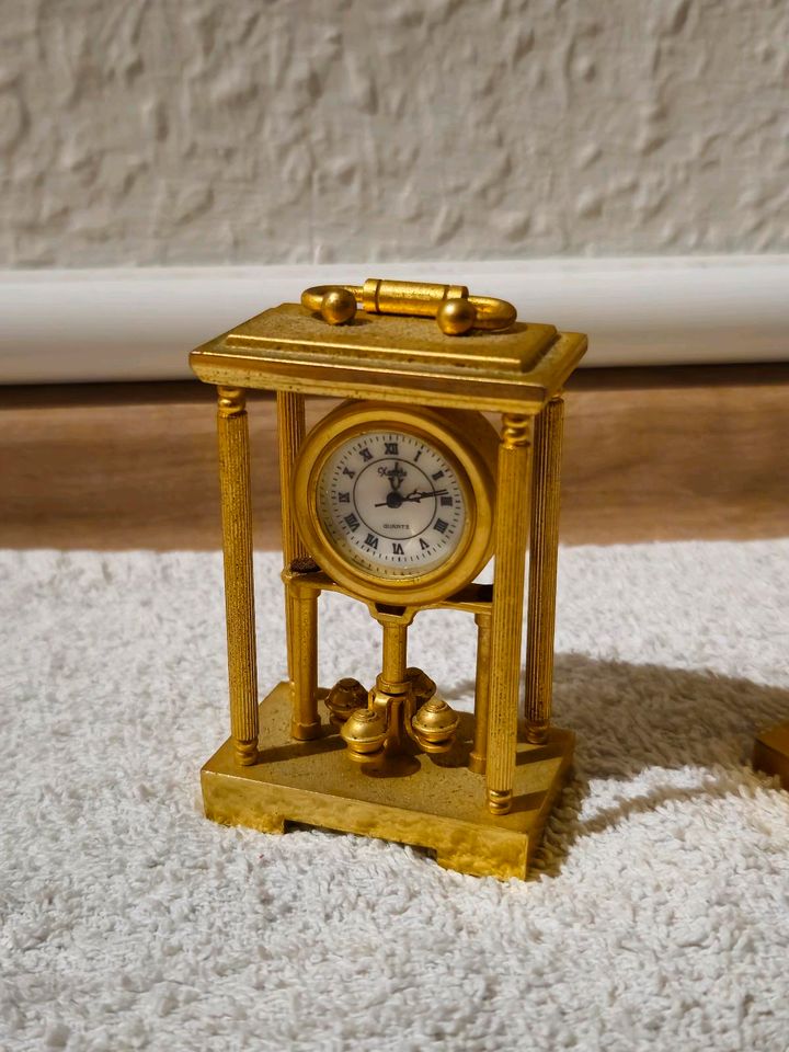 Miniatur Uhr - Altmodisch mit Uhrwerk vergoldet in Kamen