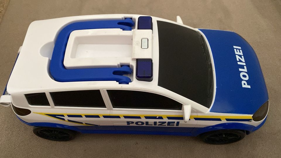 Autotransporter Polizei mit Blaulicht/ Sirene in Wolfsburg