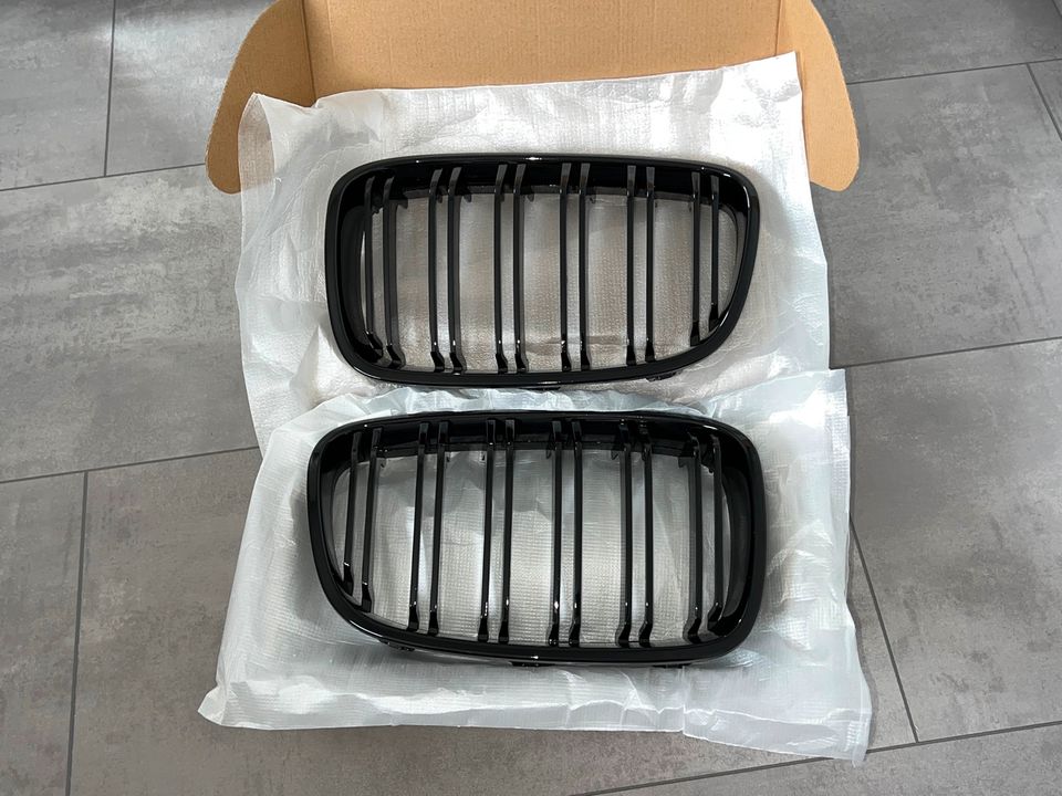 Nieren Grill BMW 1er F20 F21 NEU Schwarz Vorfacelift Kühlergrill in Bonn