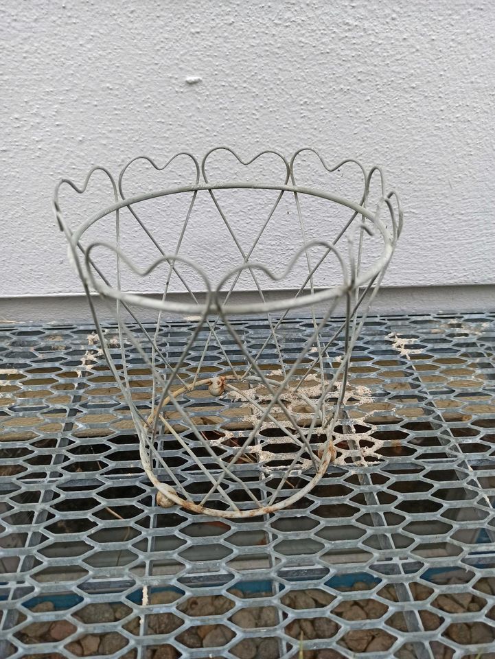 Etagere Metall Eisen Rostfinish Blumenampel Deko Garten Herz in Münchsmünster