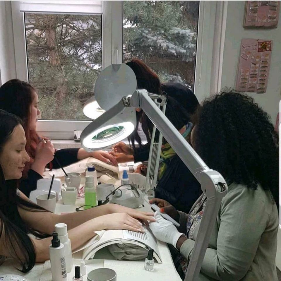 Zertifizierte Schulungen und Produkte Nageldesign Wimperstylisten in Augsburg