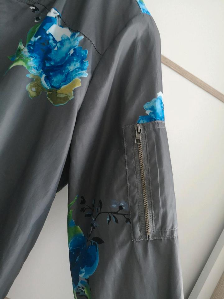 Cecil Blouson grau mit Blumen Motiv Größe S (Etikett Gr. XS) in Haltern am See
