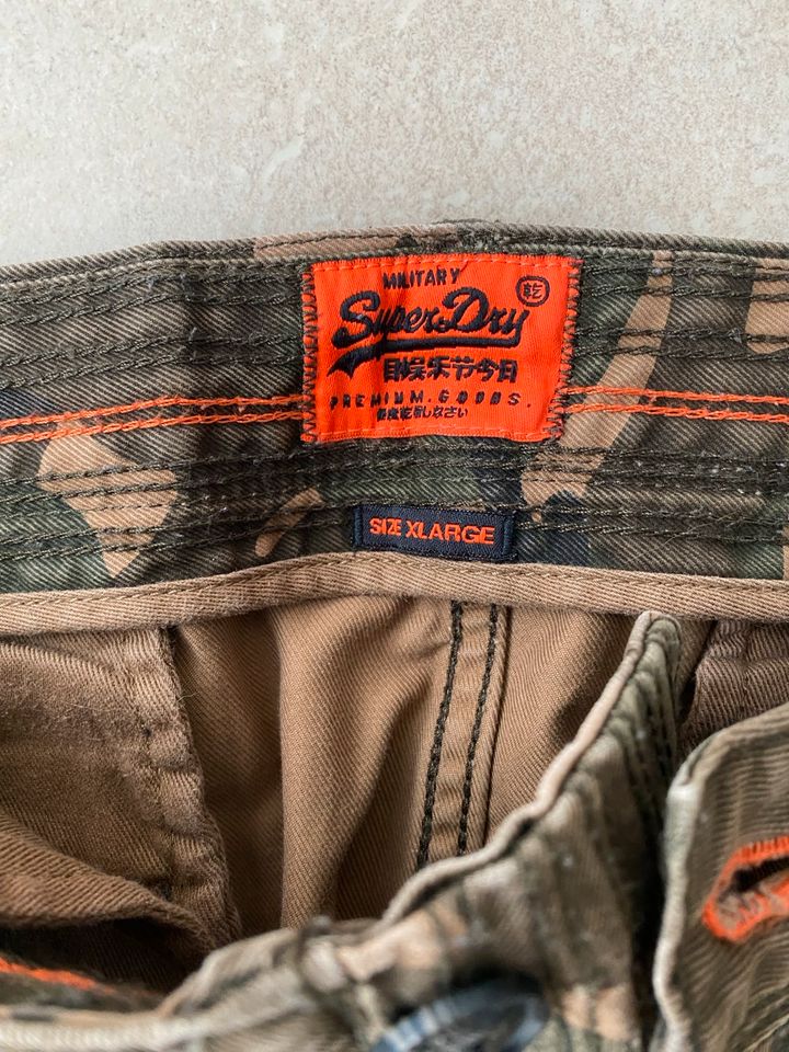 Hose Superdry XL Khaki Militär Wenig getragen in Viersen