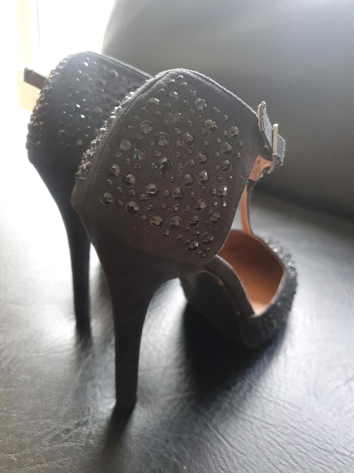 Pumps, High Heels, 10 cm,  schwarz mit Steinen in Hannover