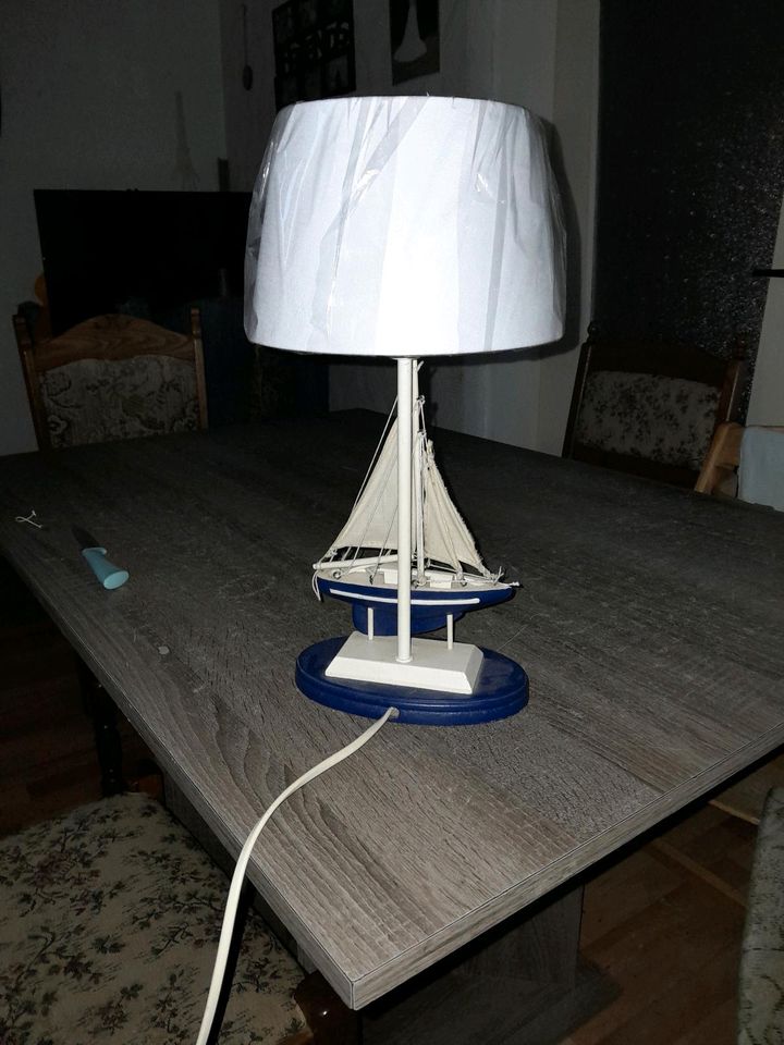 Lampe mit Segelschiff in Weinbergen
