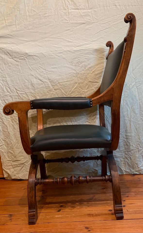 Alter hölzerner Stuhl mit grünem Leder-Bezug in Schalkau